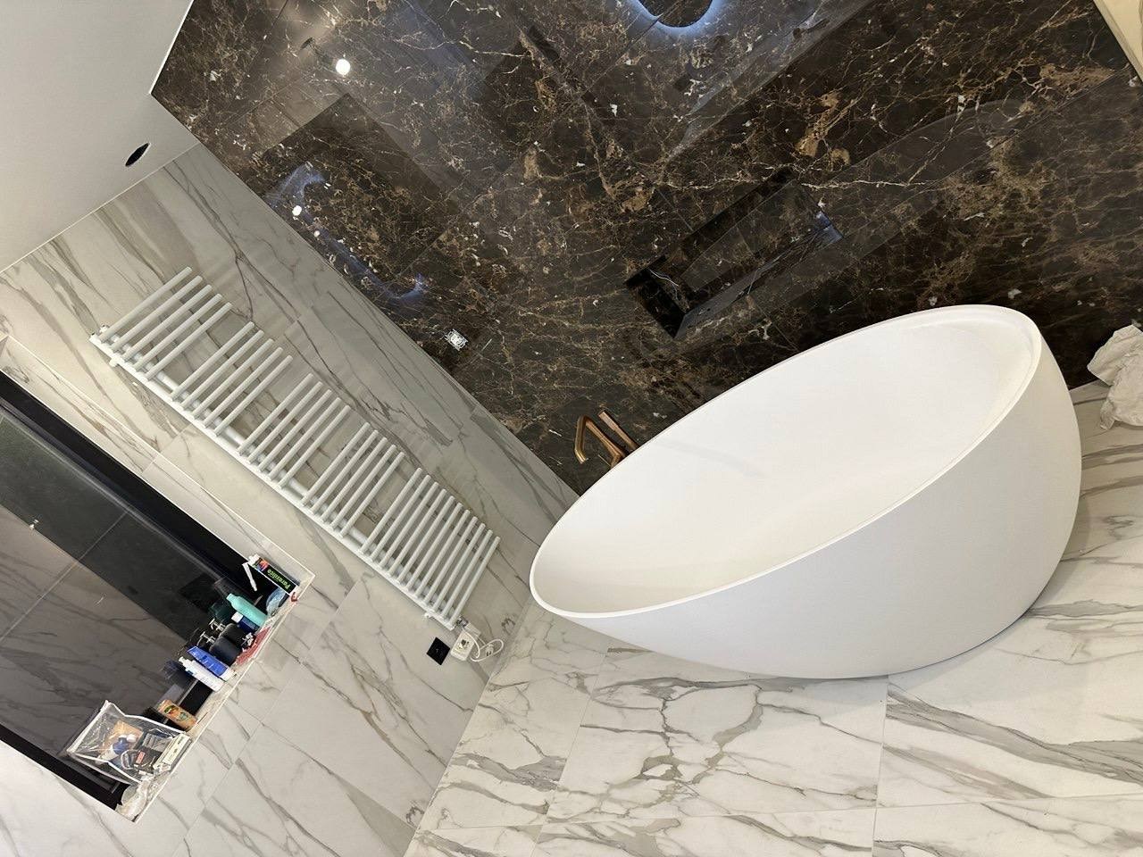 Freestanding bath in marble